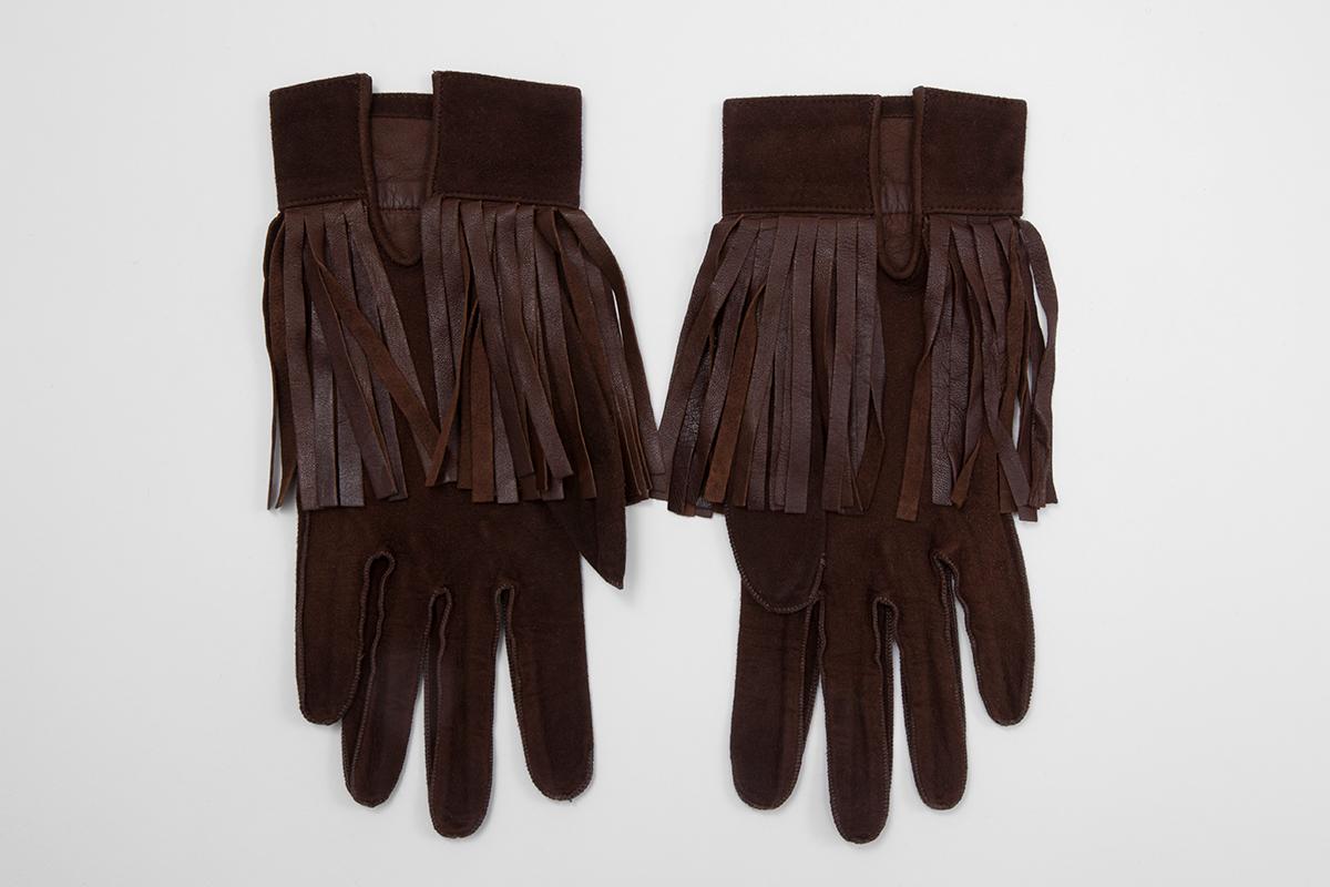 Yves Saint Laurent Suede Fringed Gloves In Good Condition In Geneva, CH