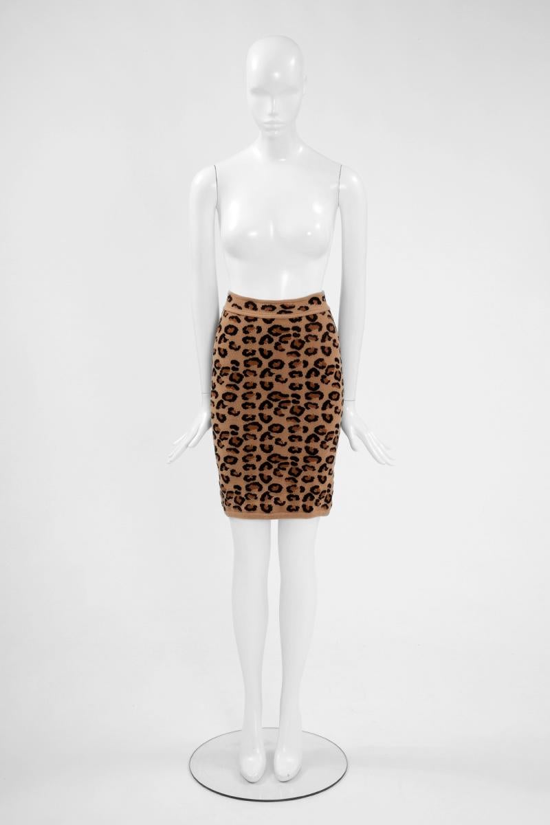 Timeless and endlessly versatile is the leopard print. Even more when this leopard print is iconic ! From one of the most recognizable and famous Alaïa collection, this Fall-Winter 1991-1992 jacquard-knit wool pencil skirt will look as chic styled