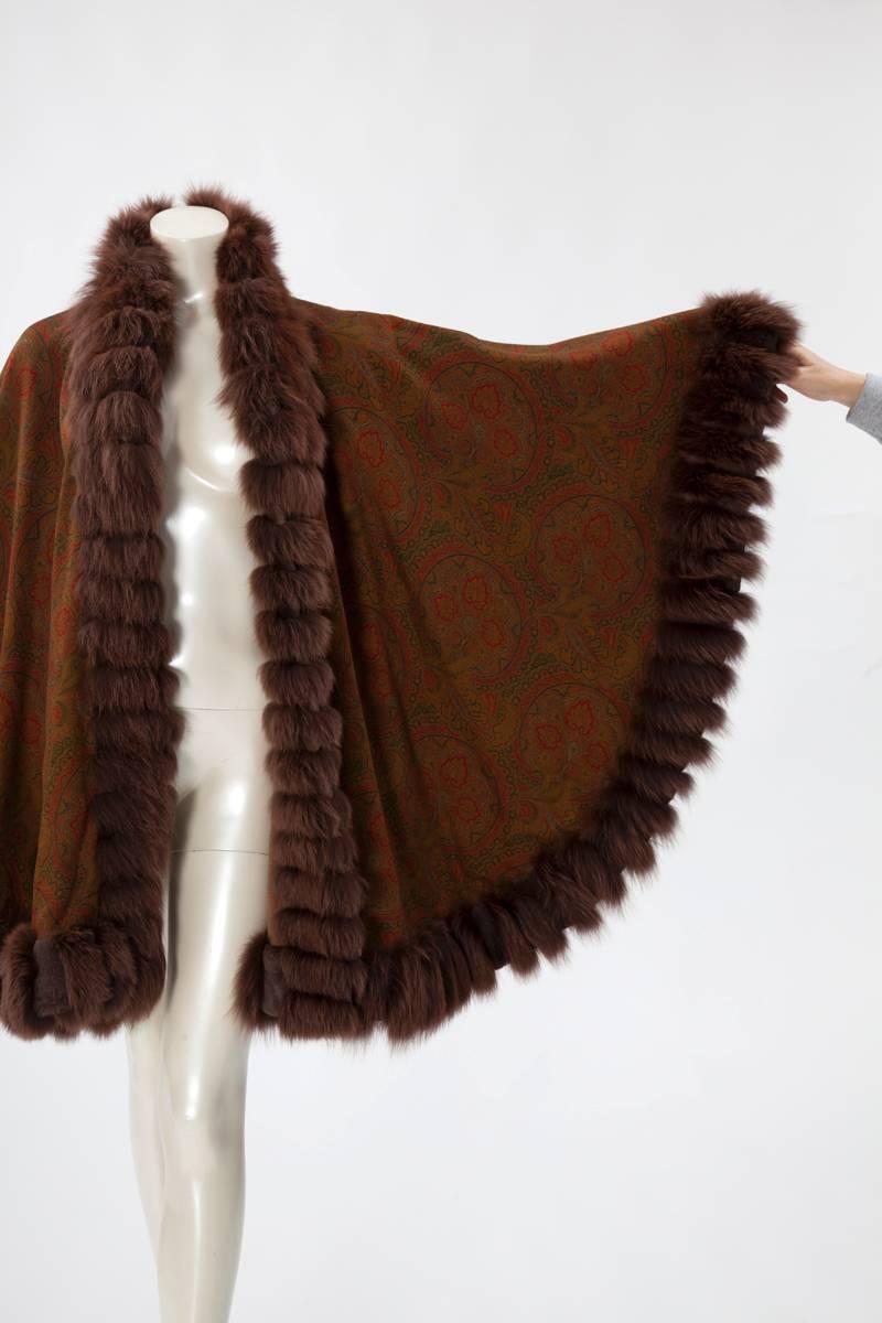 Unworn late 80s Sprung Frères reversible cashmere stole/cape with sable fur trim all around the hemline. Refined paisley print on one side and plain brown on the reverse. The sable is trimmed in alternance with uncrafted natural fur. 
“Sprung