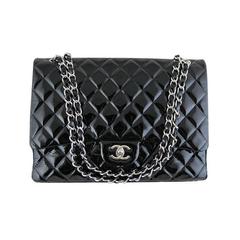 Sac de soirée Chanel Maxi Jumbo 2.55 classique à rabat et accessoires argentés en cuir verni noir