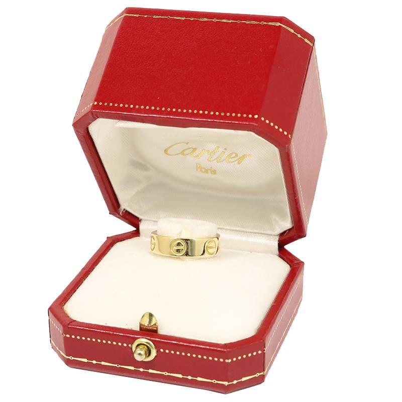 This piece comes complete with original Cartier box. It has been professionally polished and cleaned.

Size : 5.5(USA)  /  51.0(Cartier size) 
Width(approx): 5.2 mm
Weight: 6.4 grams
