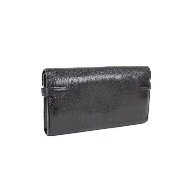 This piece is pre owned and in almost excellent condition. It is made from chèvre mysore goat leather. There are some press marks on the exterior. Features 12 credit card slots, 2 billfold pockets and a zippered compartment. It can be used as it is