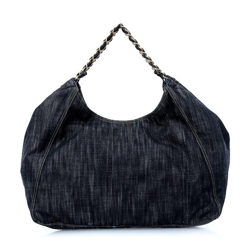 As seen on Cameron Diaz! No visible tarnish or discolouration on the gold hardware. Interior is clean and odourless. 

Interior Pockets: 1 zip pocket, 2 flat pockets
Interior Lining:	Fabric
Handle: 2 leather and chain entwined straps
Handle Drop: 20