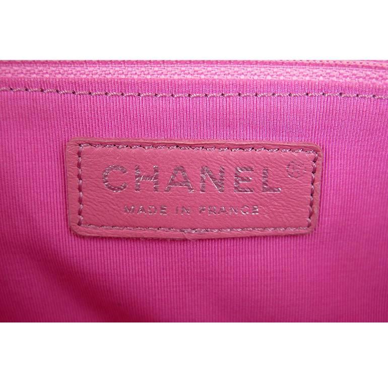 Chanel Reissue Pink Tweed Boucle Messenger Seasonal Sling Bag In Excellent Condition For Sale In Singapore, SG