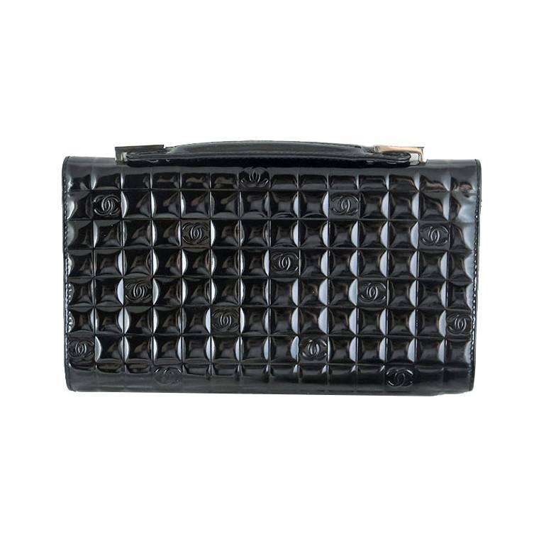 Patent leather is smooth and not sticky to the touch. There are no visible stains or scratches on the exterior. Superficial scratches present on the clasp. Interior is clean and odourless. Features 3 interior pockets. Purse also comes with a tiny