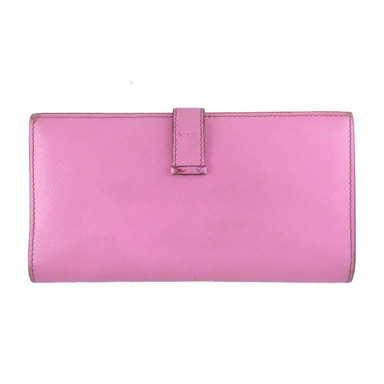 5P bubblegum pink is a highly sought after colour. Features 1 zippered coin compartment, 5 credit card slots and 4 billfold pockets. Some scuffs/dirt are present on the back and interior of the wallet. Rubs are present on the edges. The wallet can