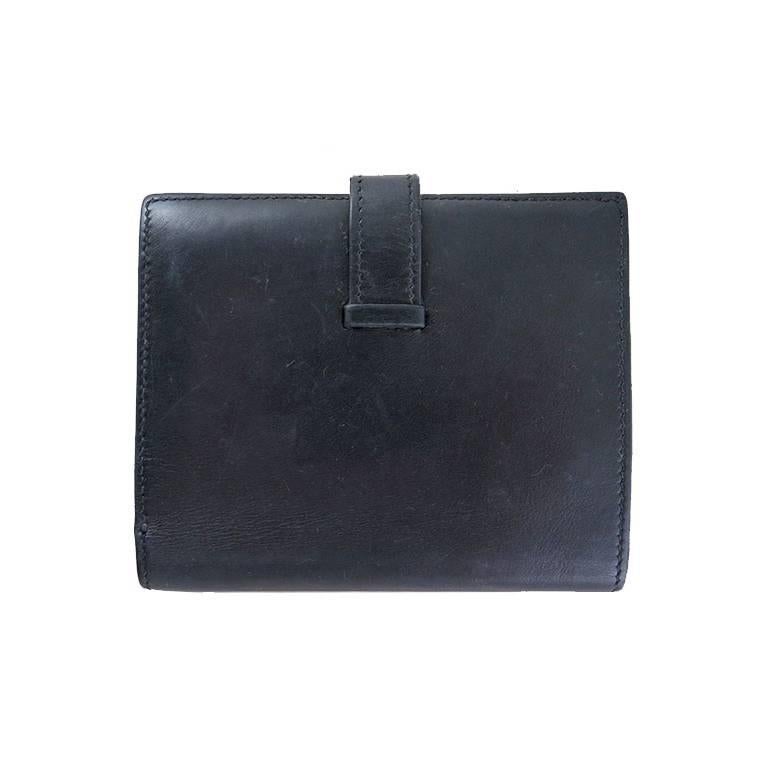 This is the smaller bearn wallet in black boxcalf leather. Features 1 zippered coin compartment, 4 credit card slots and 4 slot pockets. Scratches and some wrinkling are present on the leather. The wallet can be brought to Hermes for spa. Blindstamp