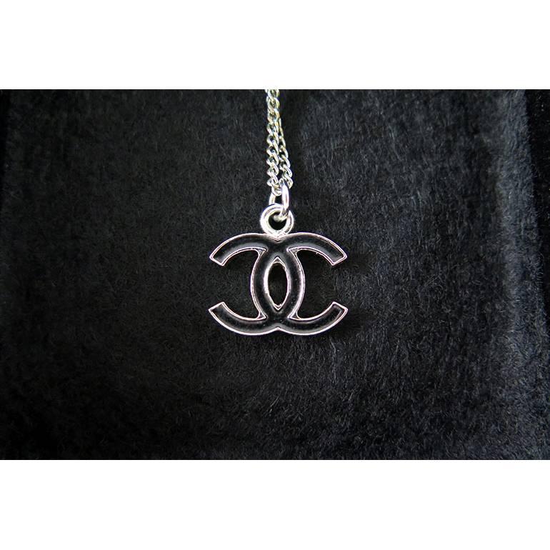 This piece comes complete with Chanel box and care card. It is in excellent with no oxidation or tarnish on the necklace.