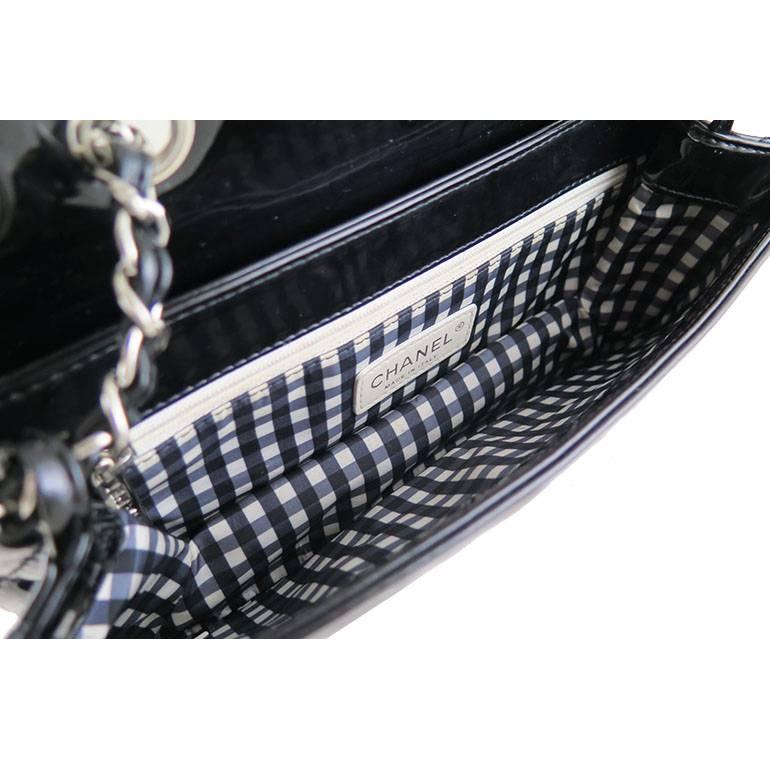 Women's Chanel Black Patent Cc Medium Flap Shoulder Bag For Sale