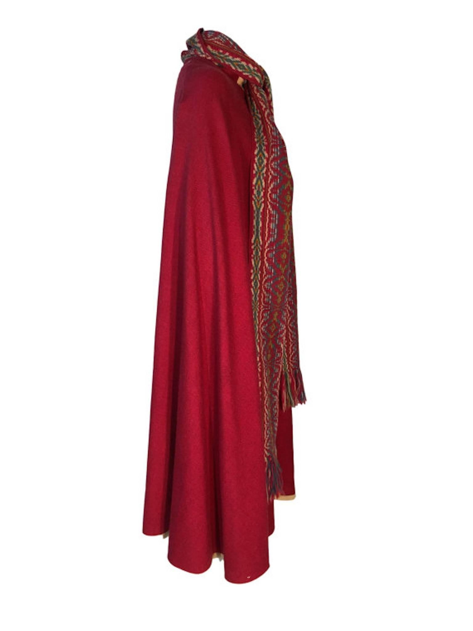 Original 1970s 100% wool woven cape, made from 100% wool and has woven patterned detail on back, buttons and neck scarf. Labelled "The Spinning Wheel in Stratford Upon Haven"

Size 8/10 measures 16 inches across shoulders and 48 inches