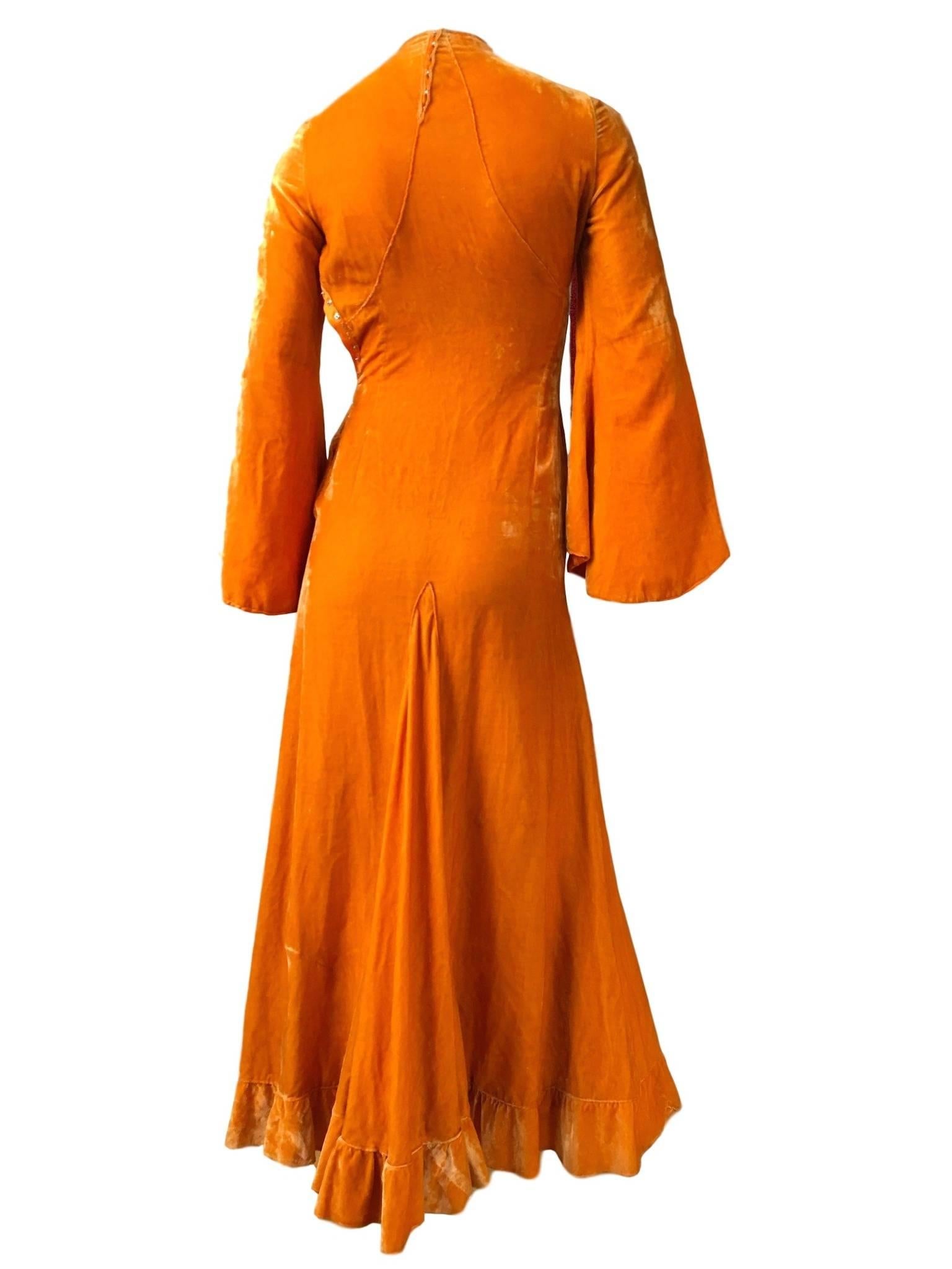 Art Deco era 1930s vintage orange silk velvet dress, with great bell sleeves, has popper fastening with hook/eyes to finish both on side of dress and back neck area.

Size UK 6 measures 15 inches under arm to under arm, 12 inches across waist and