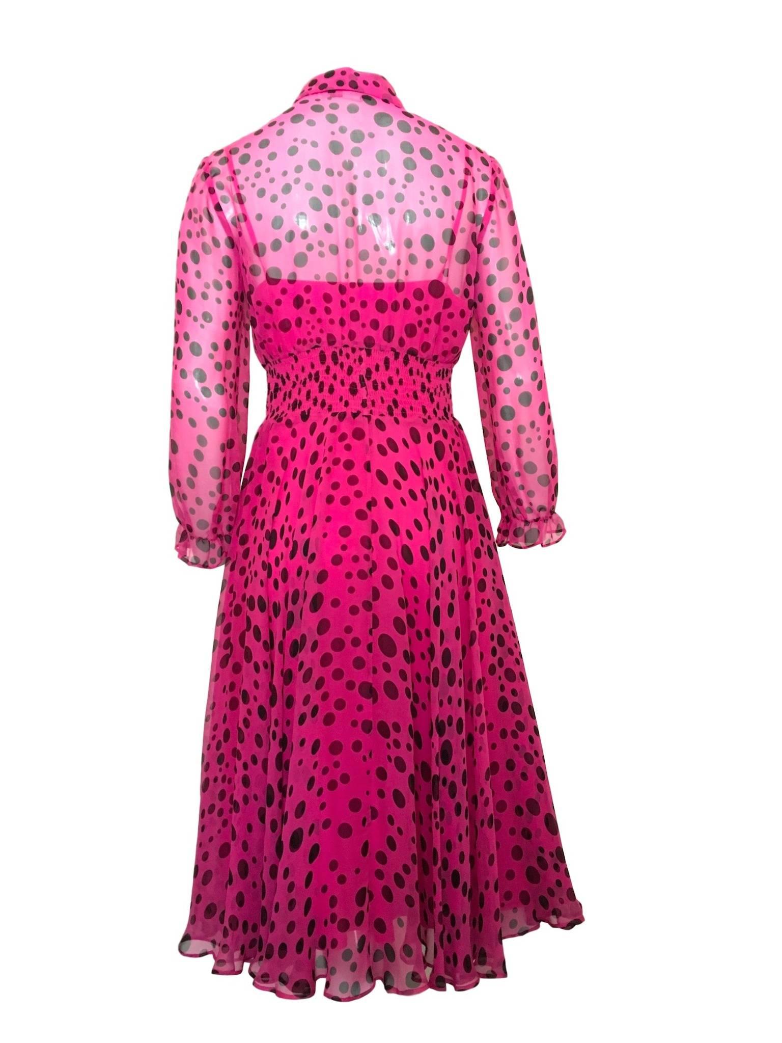 After Six 1970s pink and black polka dot silk dress. Long sleeve button front midi length dress with elasticated waist line. Has its own inner slip.

In excellent condition, a few very minor snags 

Size UK 10/12, Measures 19 inches across bust,