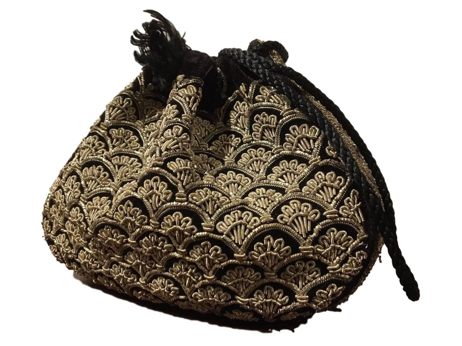 Vintage Deco Zardosi purse, drawstring feature, sturdy curved base, good spring and Metallic thread stumpwork on silk velvet main body. 
Measures 8x6 inches not inc handle with 3 inch base depth. 
Excellent condition, superb little bag 