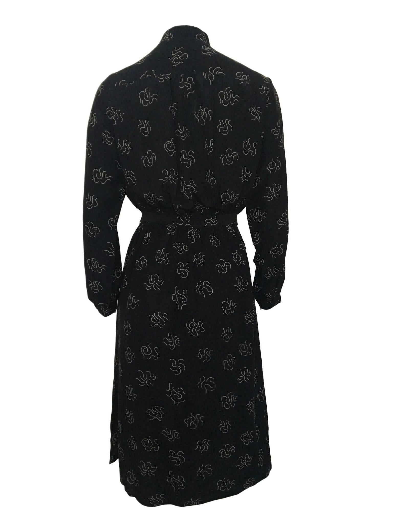 Diane Von Furstenberg original 70s silk black white printed shirt dress. With mandarin collar and button front fastening, has original belt.

Excellent condition

Size 10 UK Measures 