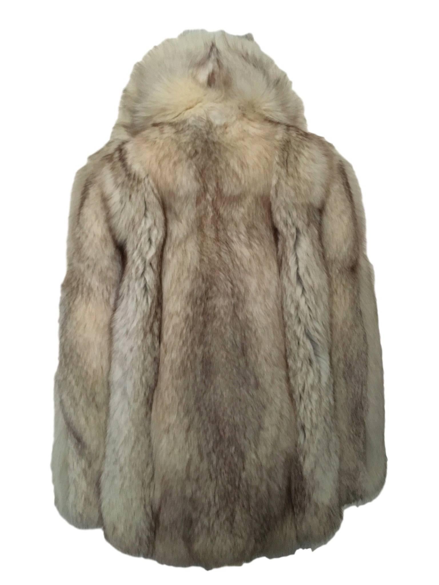 Vintage beautiful natural blue fox fur coat.

In excellent condition

Measures 21 inche s across bust and 31 inches length