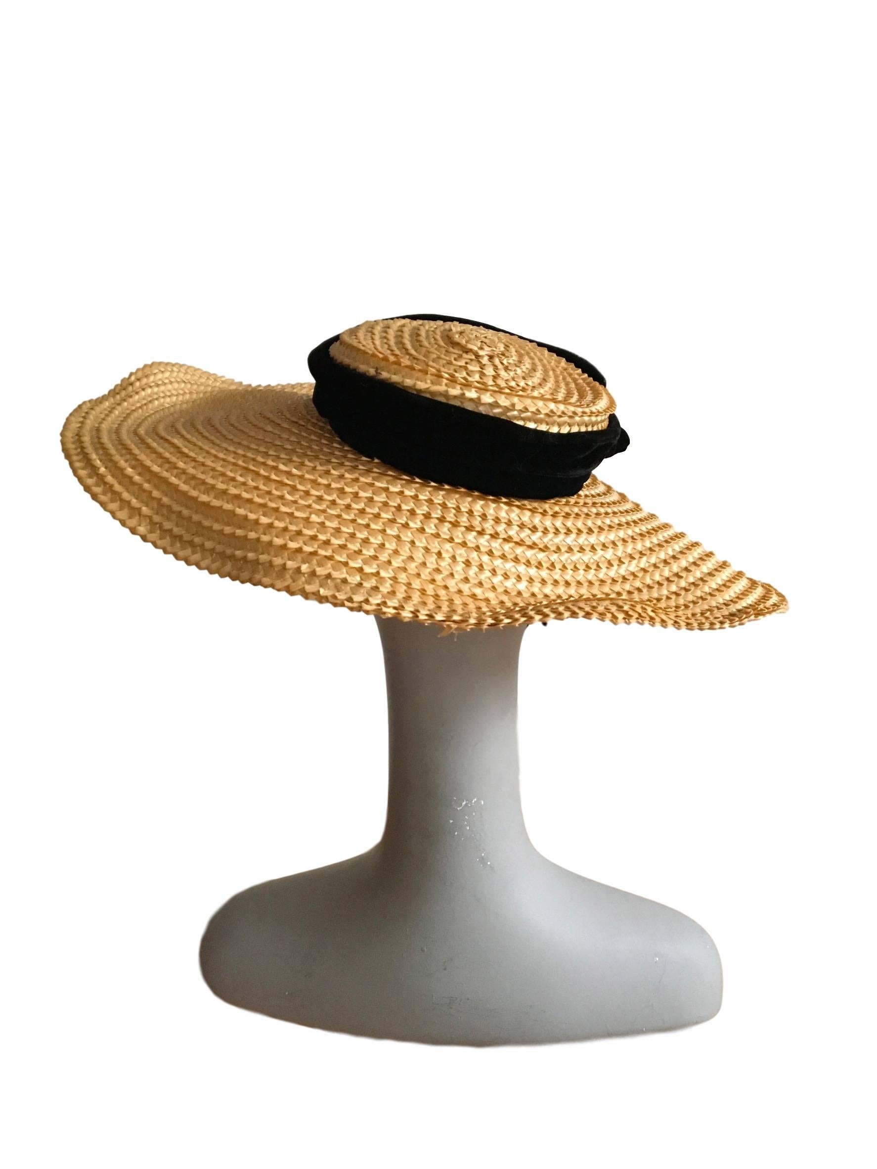1950s/60s J Marti Marti straw and velvet trim saucer hat. A beautiful example of Spanish Mid Century Millinery, the intentional wobble in the rim makes it so kooky and characterful, has elasticated chin/bun strap.

Measures 19 inches across whole