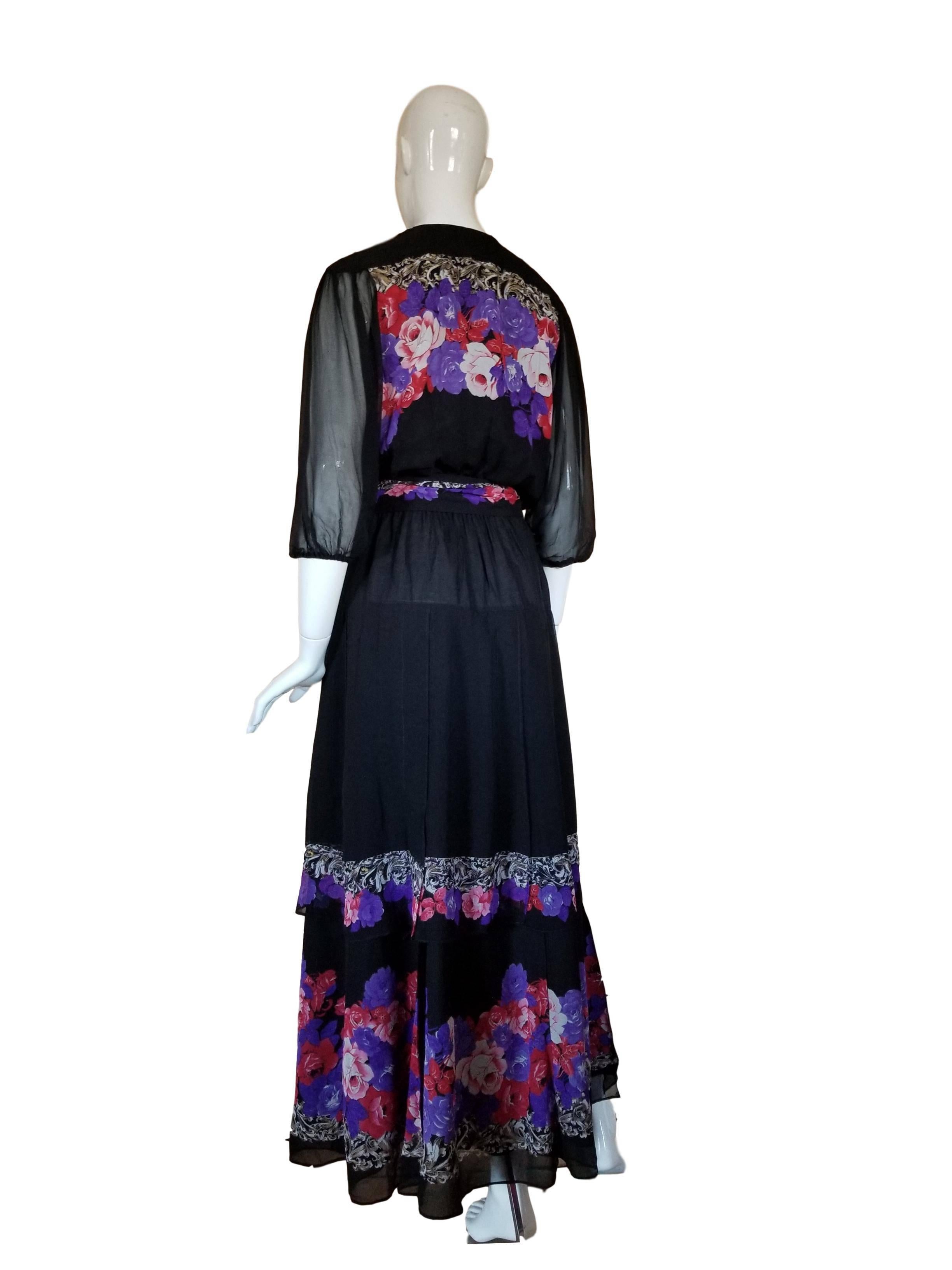 Diane Freis 1970s black 100% silk chiffon layered dress with floral print. Has large sash belt. Waist is elasticated and sleeves are sheer unlined chiffon.

Excellent condition

Measures 19 inches across bust, the waist stretches up to 15 inches