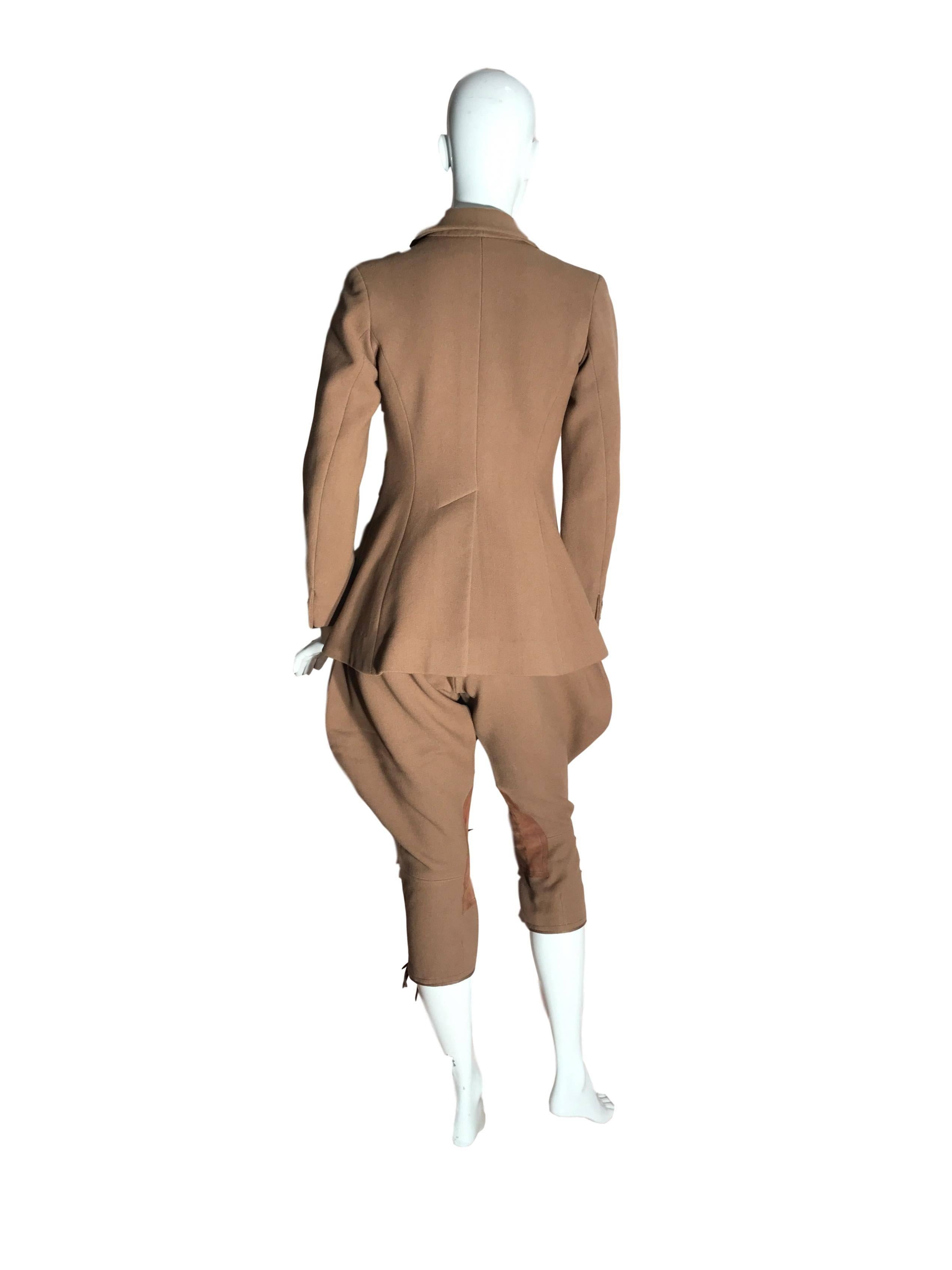 1930s "Werff Bros" tailored riding suit. Made from a camel colour heavy wool, satin lined blazer with structured shoulders. Jodhpurs are side button fastening high on waist and lace tied at the bottom of each leg.

Excellent condition