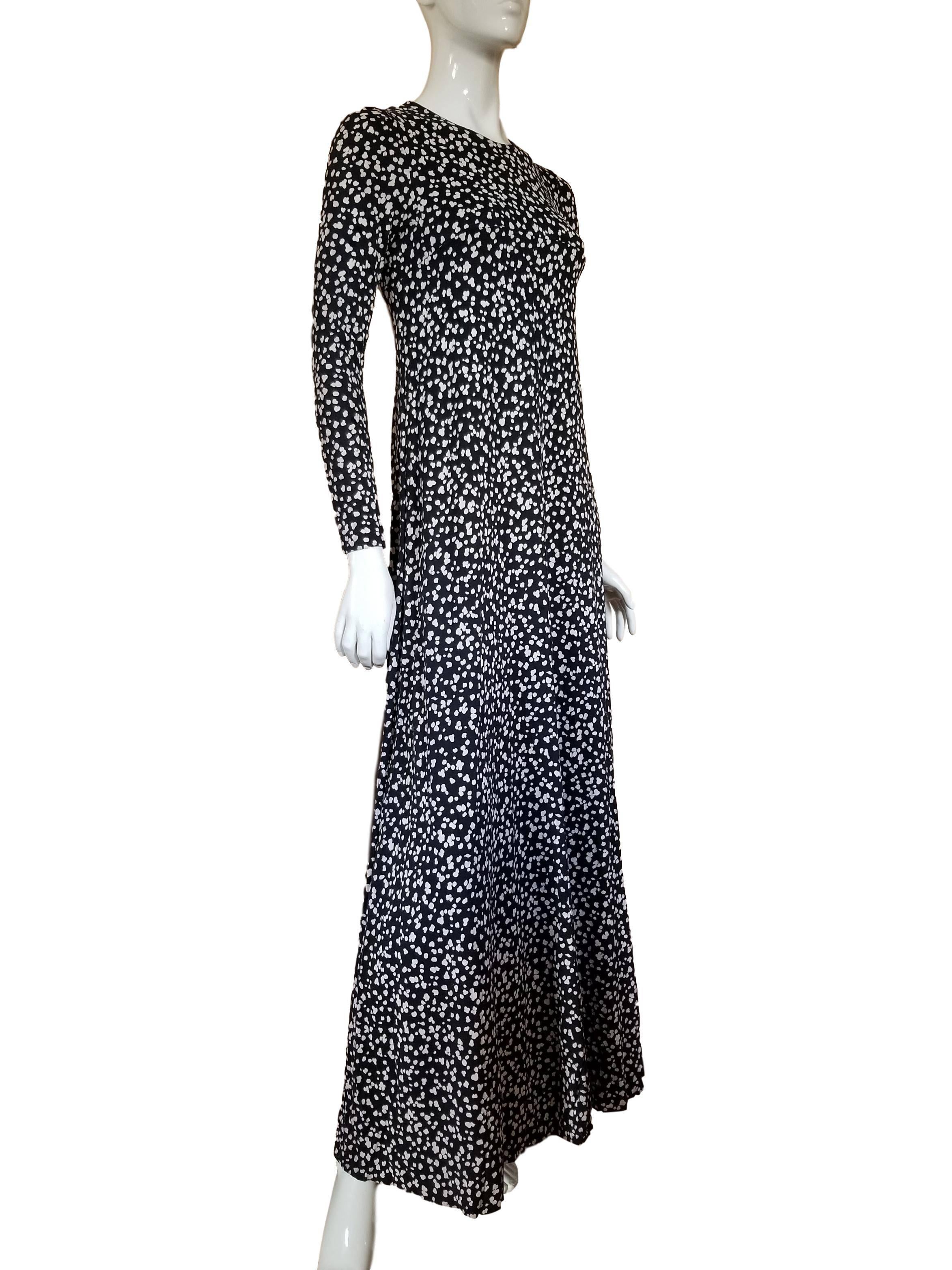 Diane Von Furstenberg early 1970s cotton and rayon blend navy blue maxi dress. With empire cut, The material is strong with a slight stretch.
Fastens at the back with a zip.

Excellent condition.

Measures 16 inches across bust will fit a 34 bust