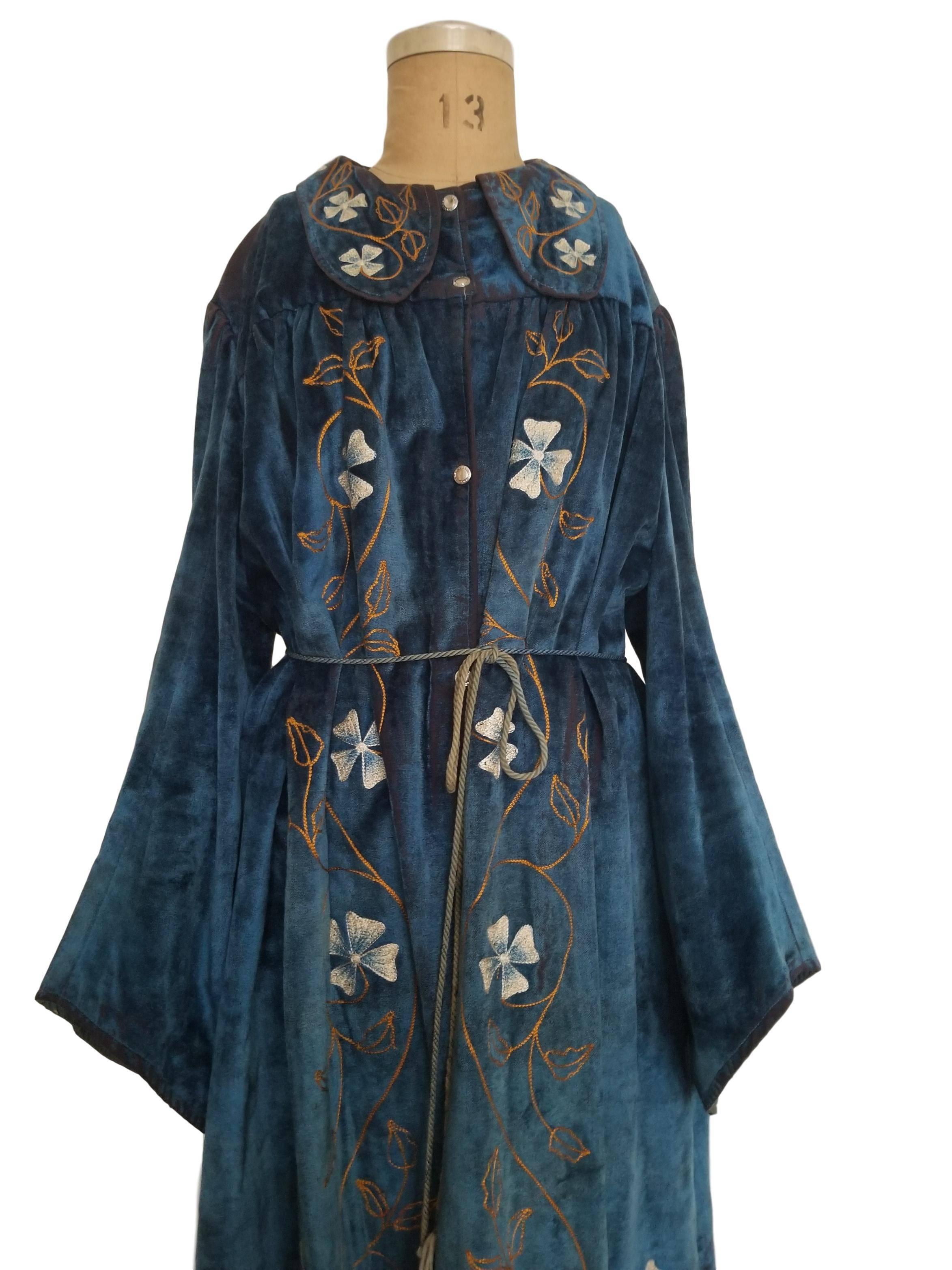 CE Ward Antique Edwardian Velvet Cotton Embroidered Floral Blue Coat Robe Game O In Excellent Condition In Portsmouth, Hampshire