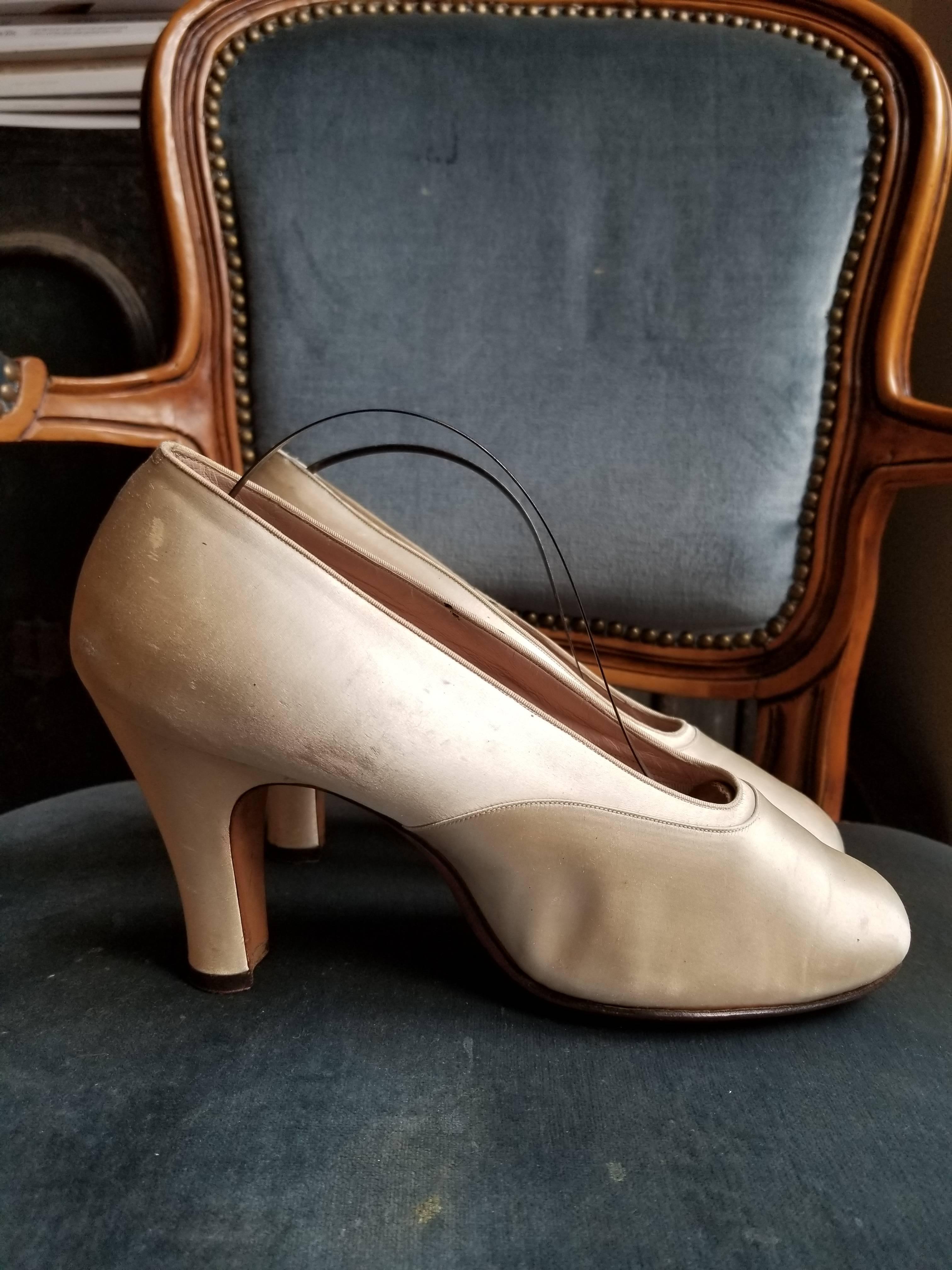 Vintage 1940s CC41 Bridal Satin Hand Sewn Dolcis ww2 Shoes UK 4 In Excellent Condition In Portsmouth, Hampshire