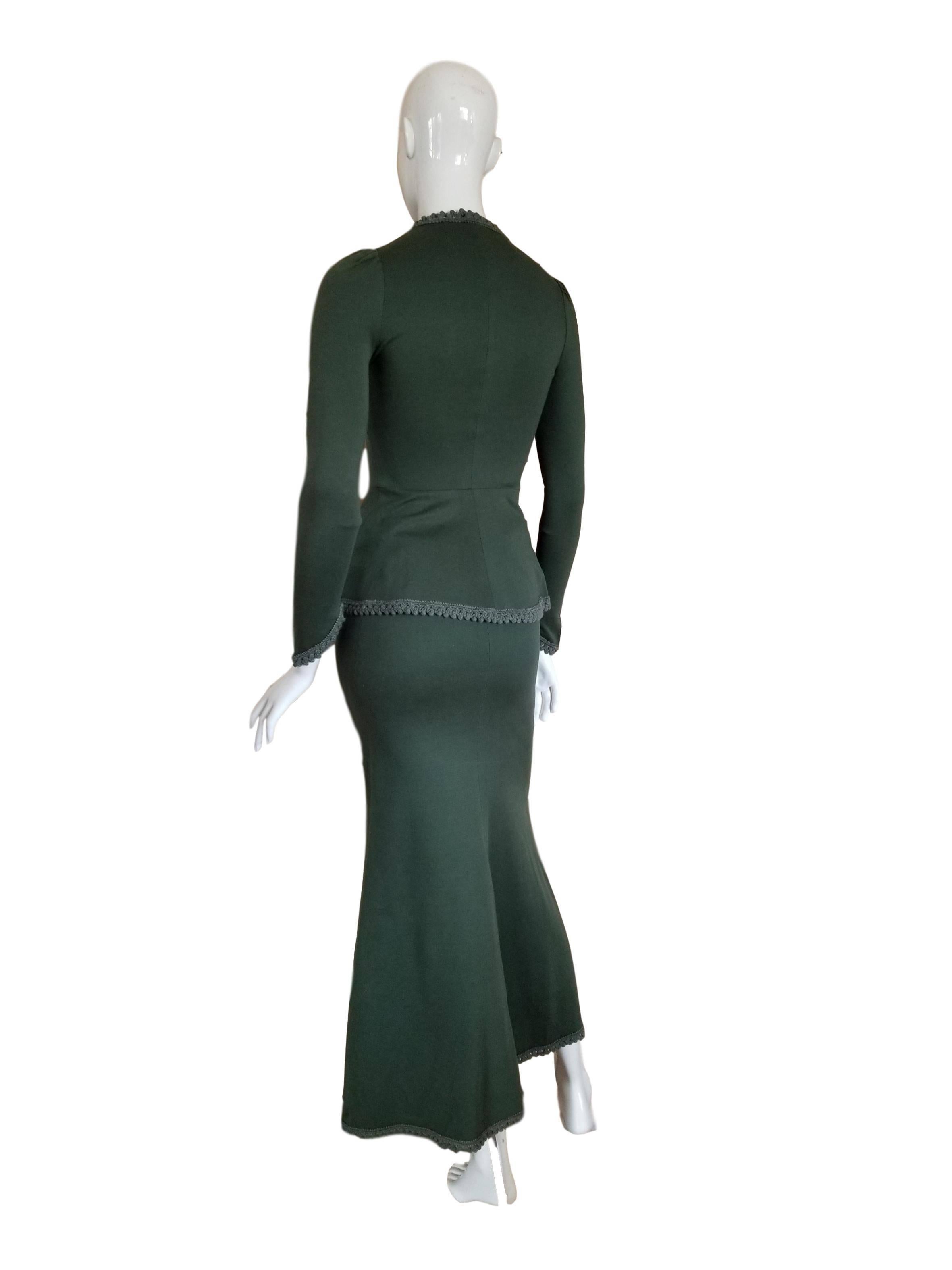 Late 1960s Edwardiana Biba cotton 2 piece in British Green. 
Skirt is midi length with elasticated waist band. Jacket is fitted on the bodice and sleeves. 

Excellent condition 

Size UK 6
Measures Jacket: 15 inches across chest, 12 inches across