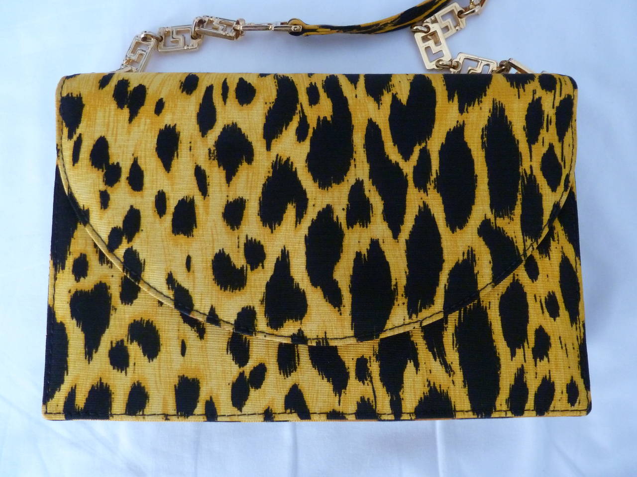 Gianni Versace animal print silk bag from the Spring 1992 collection. The bag features a strap with a gold-tone metal Greca chain detail. The bag was featured in the advertising campaign for the collection.

The bag is new and unused.