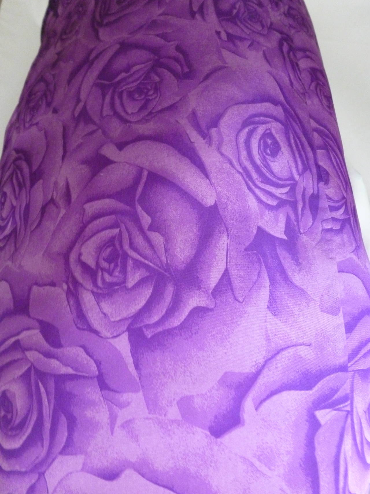 Rare Gianni Versace purple rose printed silk cocktail dress with separate full underskirt from the Spring 1988 collection.

Marked an Italian 40.

Manufacturer - Alias S.p.a.