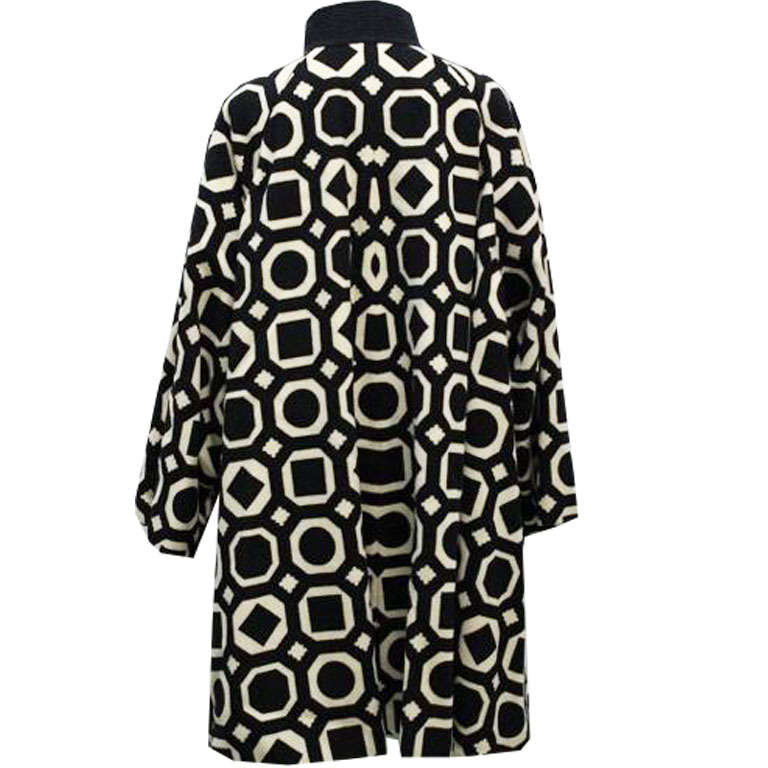 Gianni Versace Pret-a-Porter optical printed coat from the Autumn/Winter 1991 collection.

Marked an Italian 42.

Manufacturer - Alias S.p.a.

Fabric content - 91% wool  9% cashmere