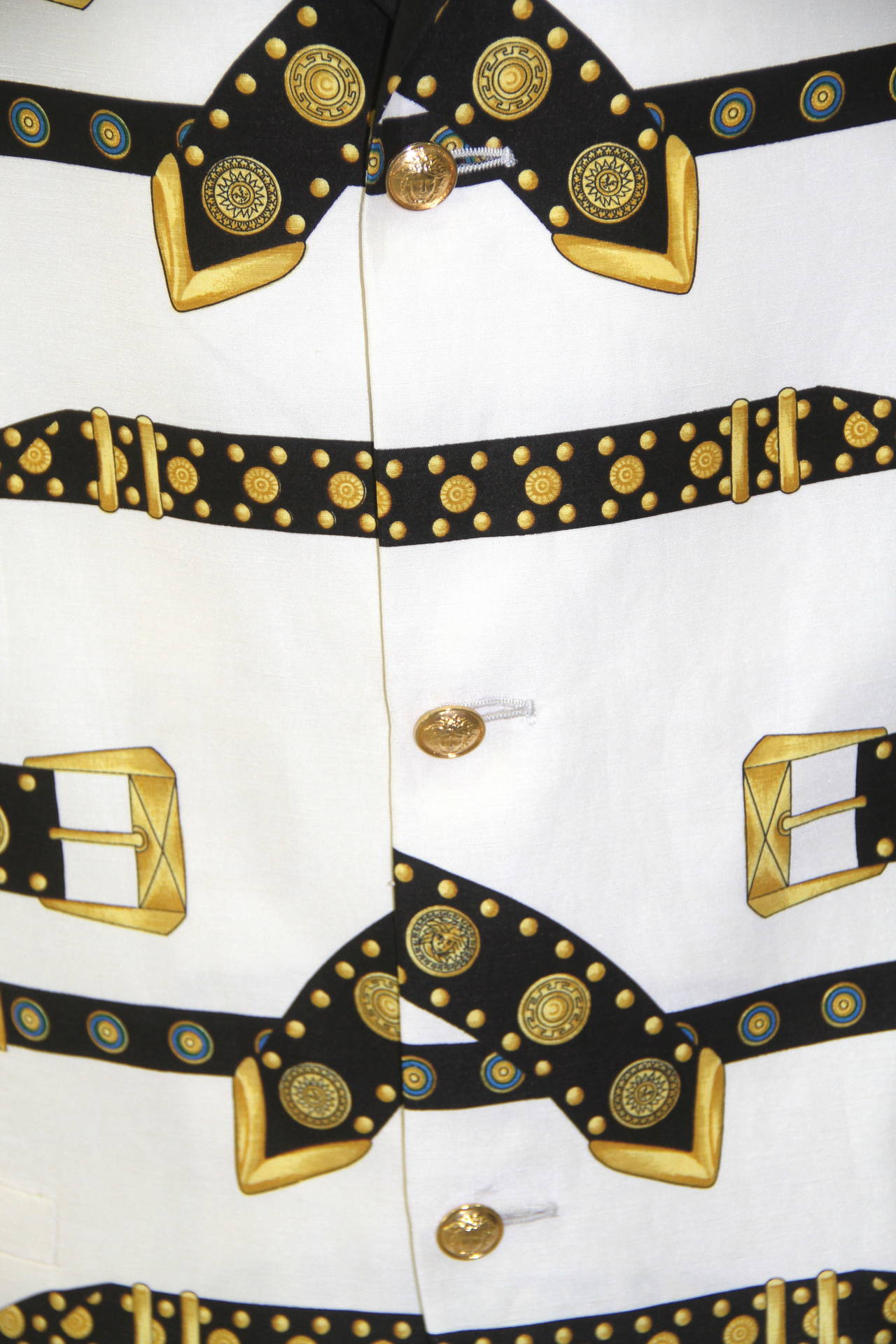 Iconic Gianni Versace studded belt print linen jacket from the Spring 1993 Men's Miami collection.

Unmarked, however, equivalent to an Italian size 50.

Manufacturer - Alias S.p.a.

Fabric content - 100% linen