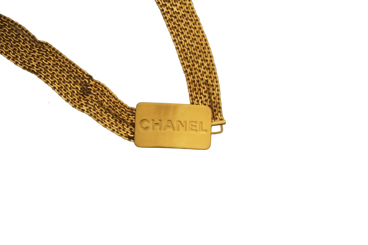 Rare Chanel gold-tone chainmail metal belt with large Chanel I.D. logo buckle from the early 1990's.

The belt is in immaculate condition.

Measurements - 75/30