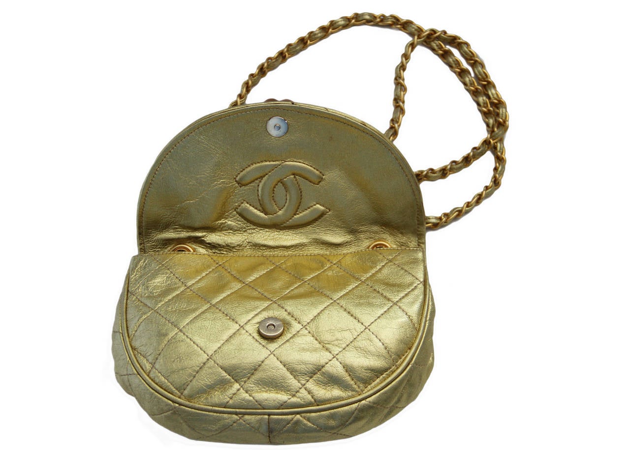 A very rare Chanel gold quilted lambskin leather bag with Chanel's iconic chain strap and camelia from the 1980's.

The bag is in immaculate condition.

Measurements - 7.5 inches across by 5.5 inches height