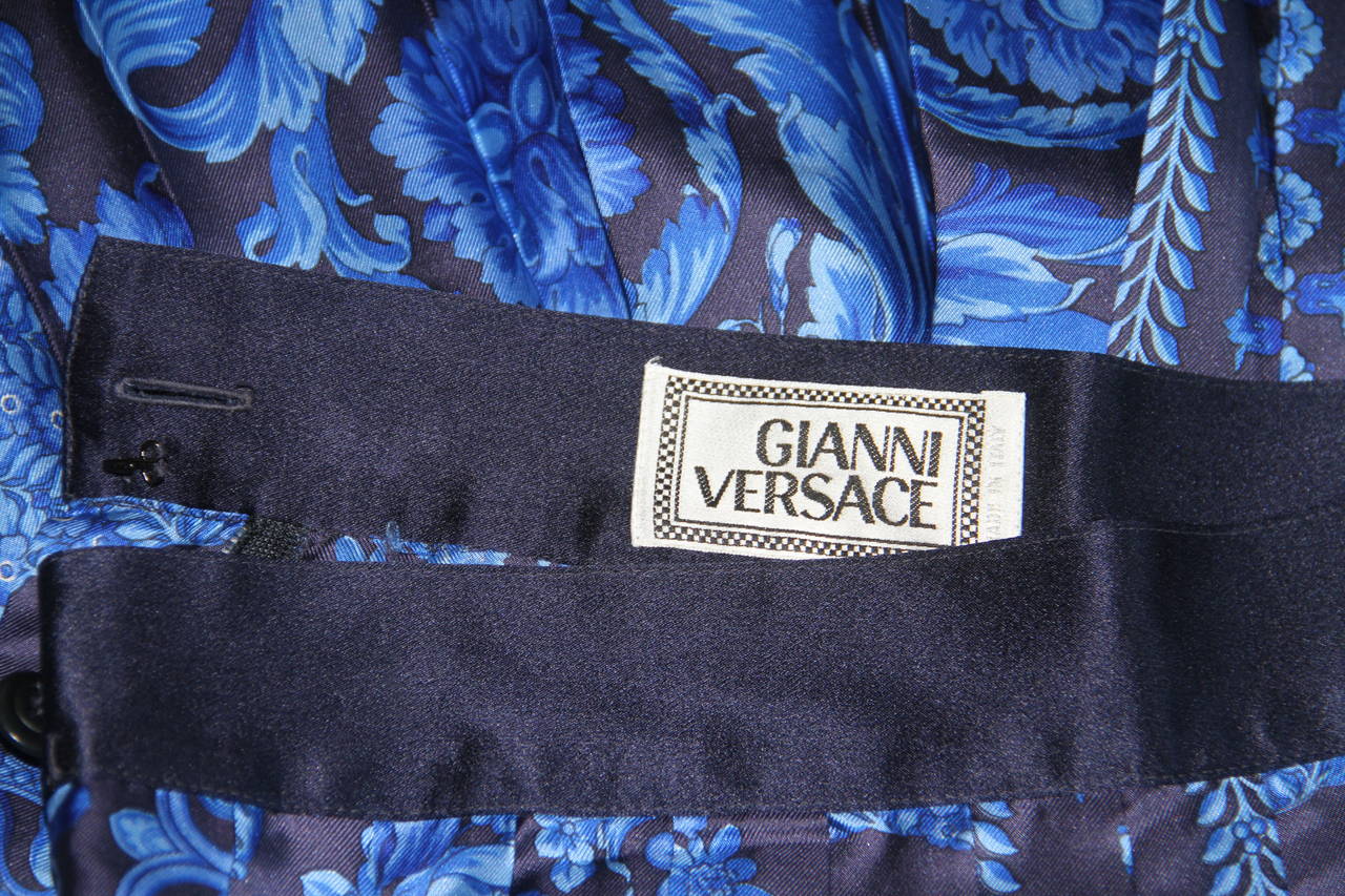 Gianni Versace silk blue Baroque printed pleated skirt from the Fall 1991 collection.

Marked an Italian size 38.

Manufacturer - Alias S.p.a.

Fabric content - 100% silk