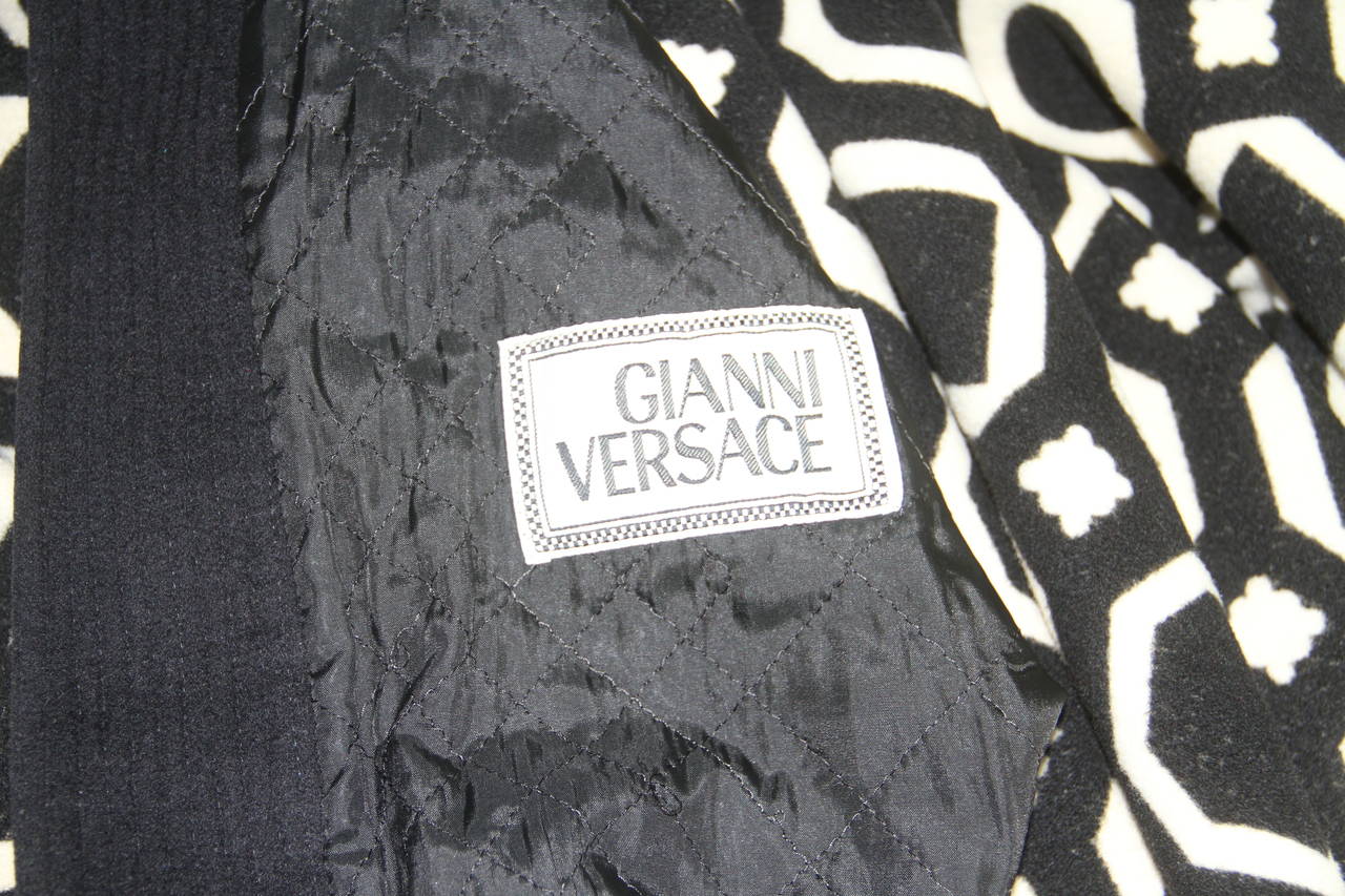 Gianni Versace optical printed wool coat from the Fall 1991 collection.

Marked an Italian size 40.

Manufacturer - Alias S.p.a.

Fabric content - 91% wool / 9% cashmere