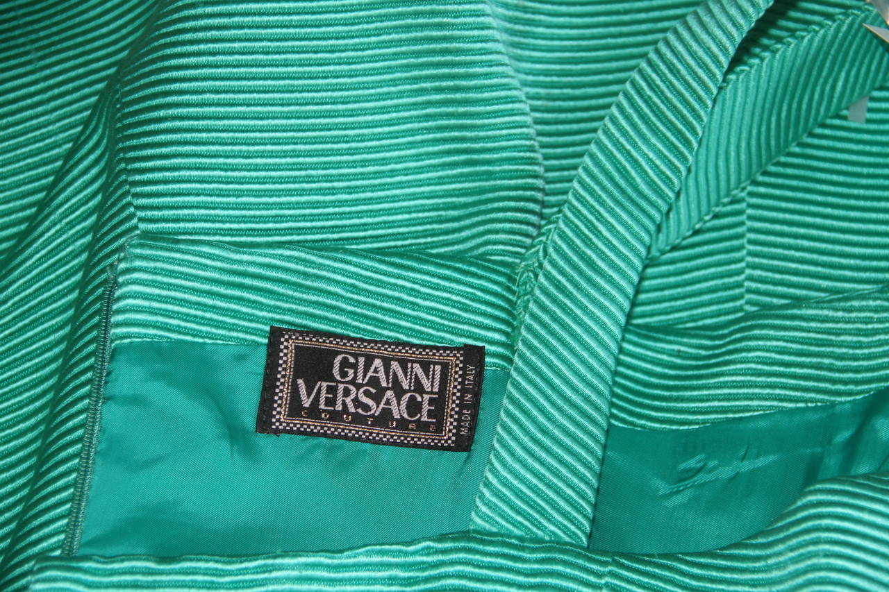 Gianni Versace green cocktail dress from the Fall 1991 collection.

Marked an Italian size 40.

Manufacturer - Alias S.p.a.

Fabric content - 100% silk