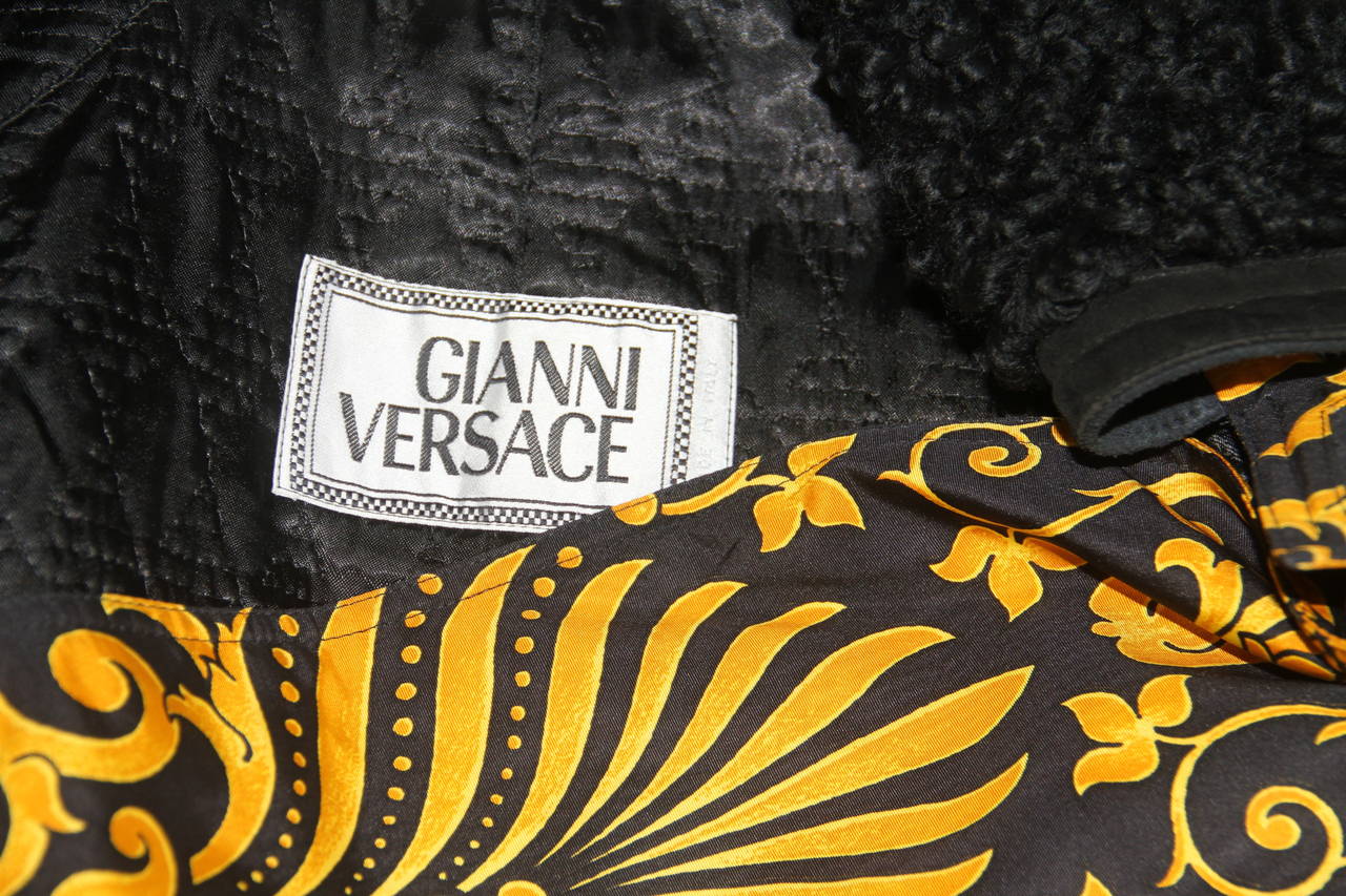 Gianni Versace Baroque printed silk raincoat from the Fall 1991 collection.

Marked an Italian size 40.

Manufacturer - Dismi 92 S.p.a.

Fabric content - 100% silk