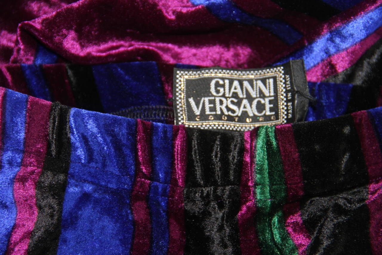 Gianni Versace striped velvet leggings from the Fall 1993 collection.

Marked an Italian size 40.

Manufacturer - Alias S.p.a.

Fabric content - 74% acetate / 18% nylon / 8% spandex