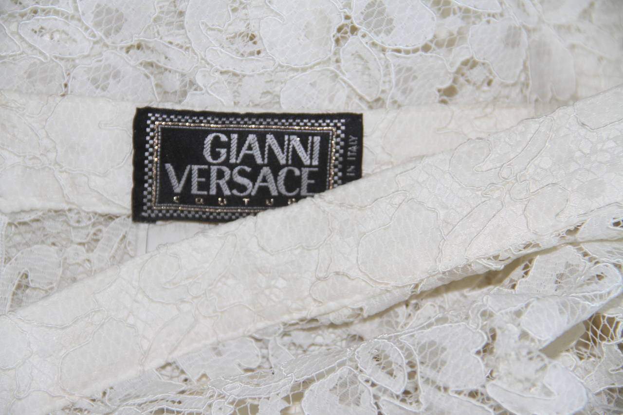 Gianni Versace white lace short culottes from the Spring 1994 Punk collection.

Marked an Italian size 42.

Manufacturer - Alias S.p.a.

Fabric content - 50% cotton / 50% viscose