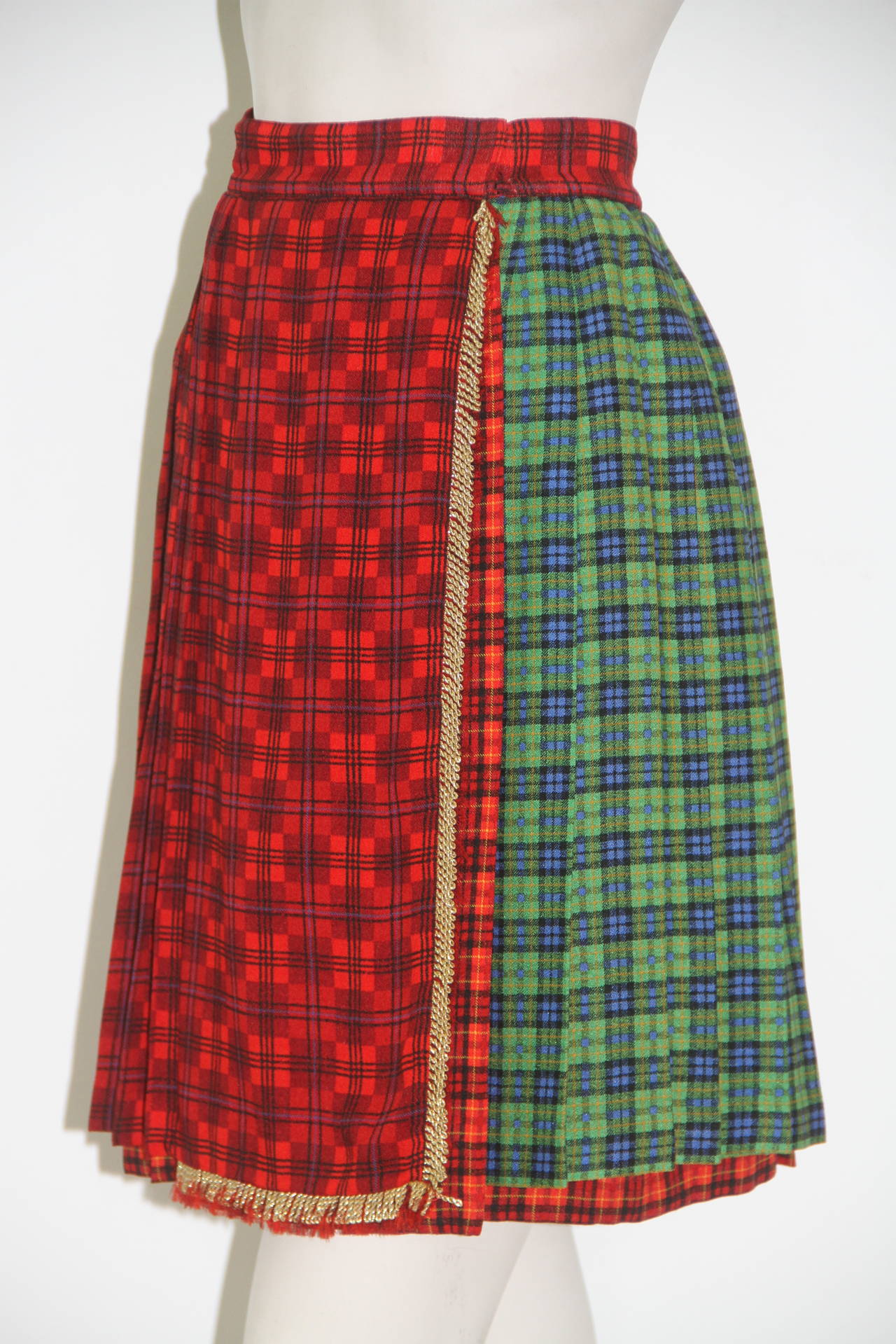 Gianni Versace wool and silk tartan pleated skirt with gold braid detailing from the Fall 1992 Bondage collection.

Marked an Italian size 40.

Manufacturer - Alias S.p.a.

Fabric content - 46% wool / 10% silk /