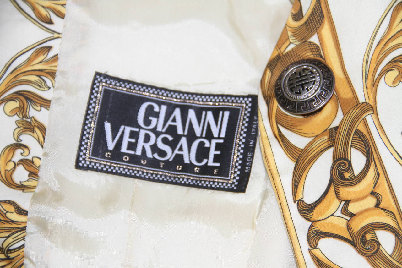 Gianni Versace Baroque printed cotton jacket from the Spring 1992 collection.

Marked an Italian 40.

Fabric content - 100% cotton

Manufacturer - Alias S.p.a.