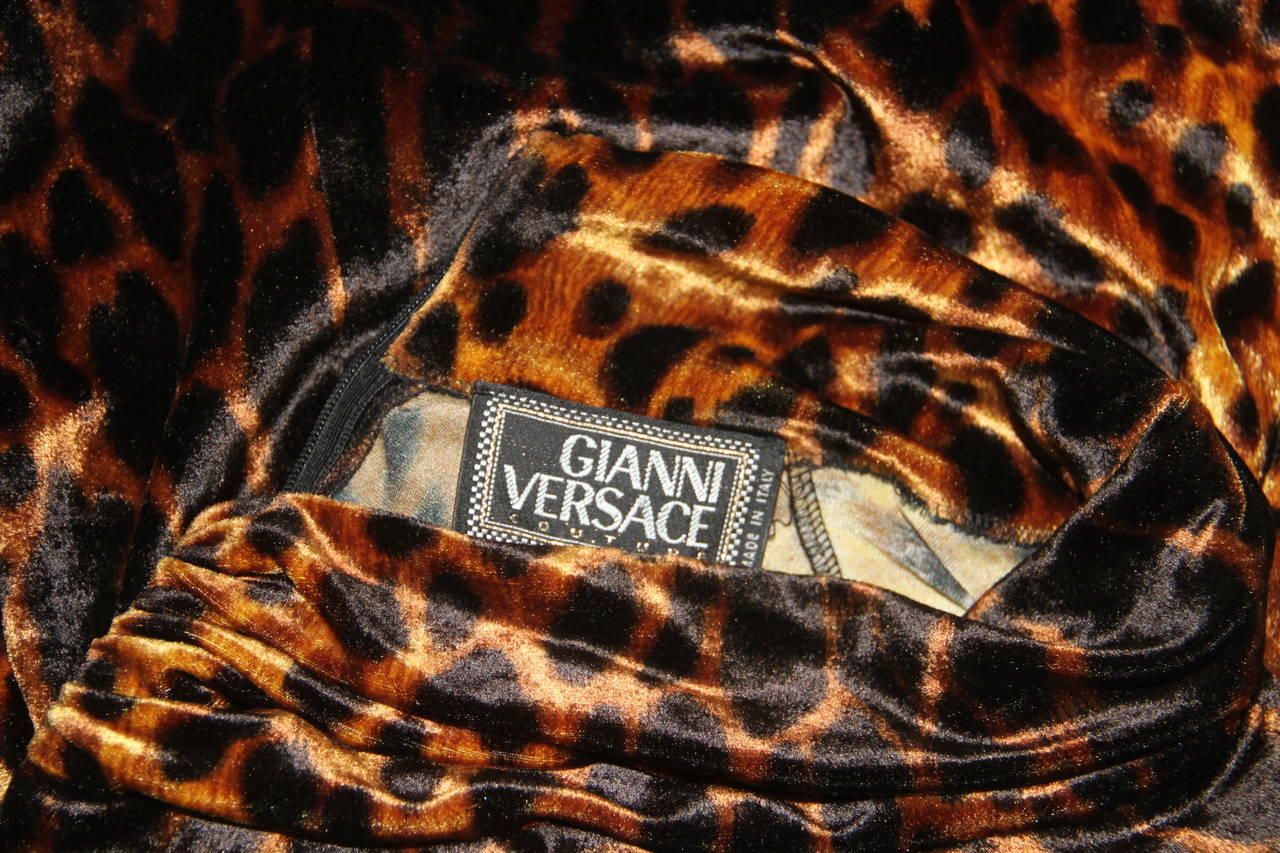 Gianni Versace animal printed velvet stretch dress from the Fall 1992 Pre-Collection.

Marked an Italian size 42.

Manufacturer - Alias S.p.a.

Fabric content - 73% acetate / 18% nylon / 9% spandex