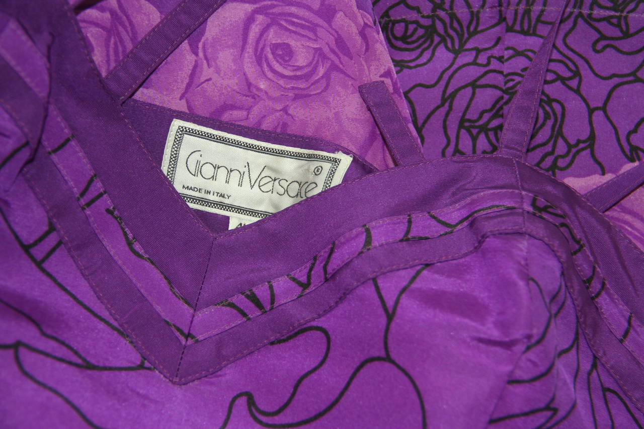 Gianni Versace silk rose printed cocktail dress from the Spring 1988 collection.

Marked an Italian size 40.

Manufacturer - Alias S.p.a.

Fabric content - 100% silk