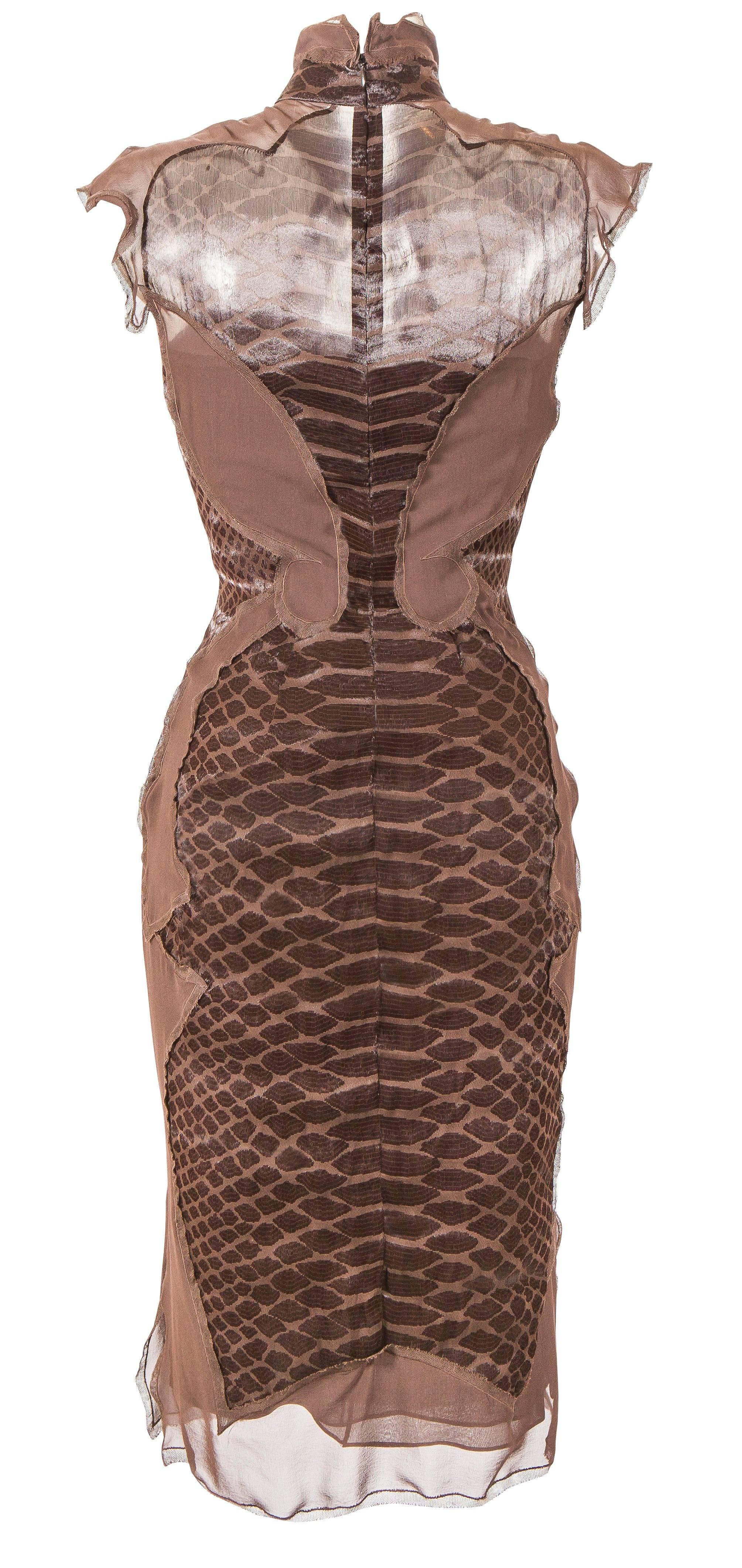 Wichtiges und außergewöhnliches Kleid Tom Ford For Yves Saint Laurent aus Seide und Metall aus dem Jahr 2004.

Markiert eine französische Größe 36.

Bitte kontaktieren Sie unsere Stylisten für weitere Informationen.
