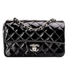 Chanel Schwarze klassische Tasche aus gestepptem Lackleder mit Klappe