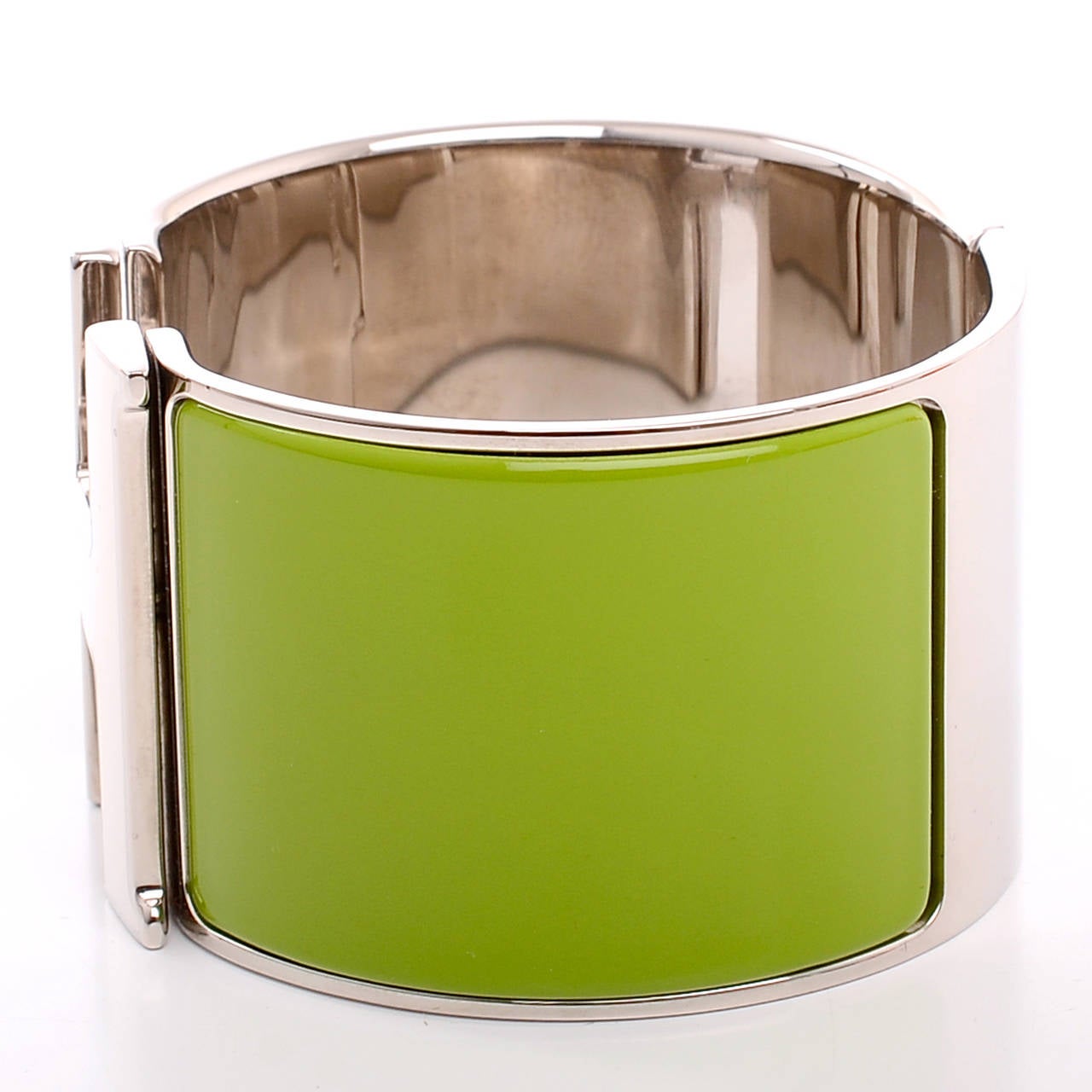 Hermes extra wide Clic Clac H bracelet in Vert Prairie enamel with White enamel H closure and silver and palladium plated hardware in size PM.

Origin: France

Condition: Pristine, store fresh condition

Accompanied by: Hermes box and dustbag,
