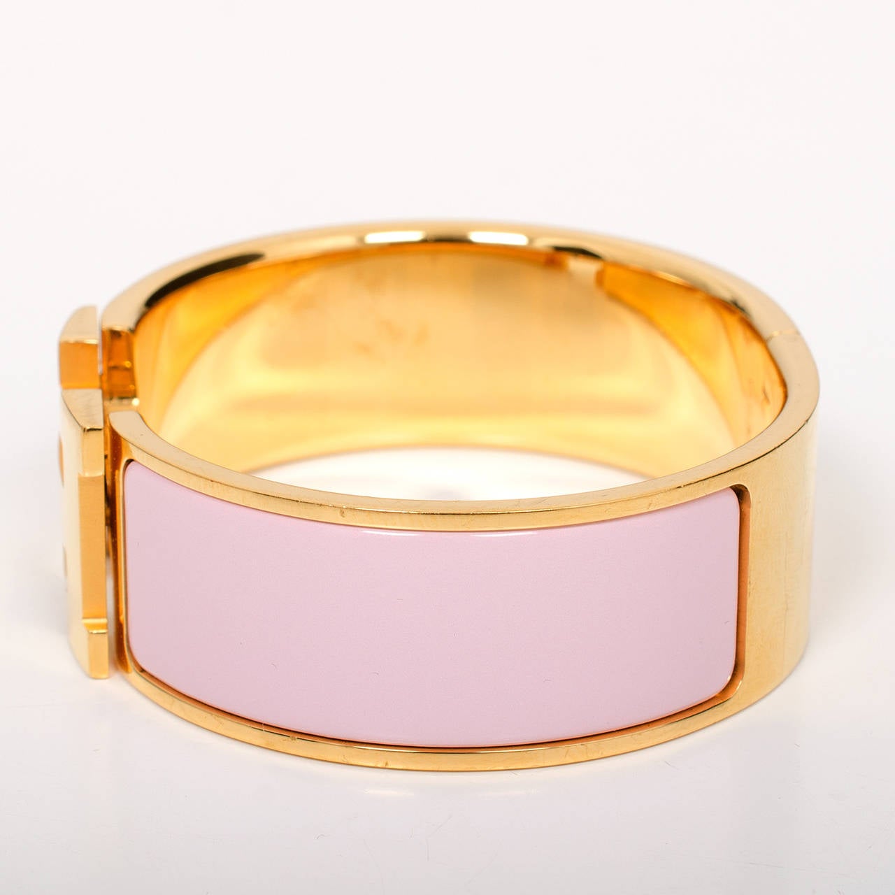Hermes wide Clic Clac H bracelet in Rose Dragee (pink) enamel with gold plated hardware in size PM.

Origin: France

Condition: Excellent - minor scratches on hardware; no wear on enamel

Accompanied by: Hermes box

Measurements: Diameter: