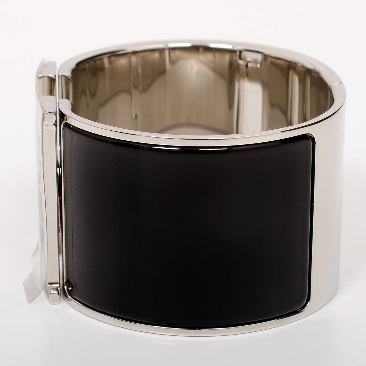 Hermes extra wide Clic Clac H bracelet in black enamel with black enamel H closure and palladium and silver plated hardware in size PM.

Origin: France

Condition: Never worn (plastic on enamel H)

Accompanied by: Hermes box, Hermes dustbag