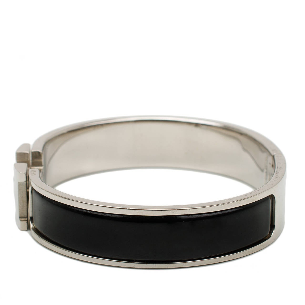 Hermes narrow Clic Clac H bracelet in black enamel with silver and palladium plated hardware in size PM.

Origin: France

Condition: Excellent - minor scratches on the metal; no signs of wear on enamel

Accompanied by: Hermes box and