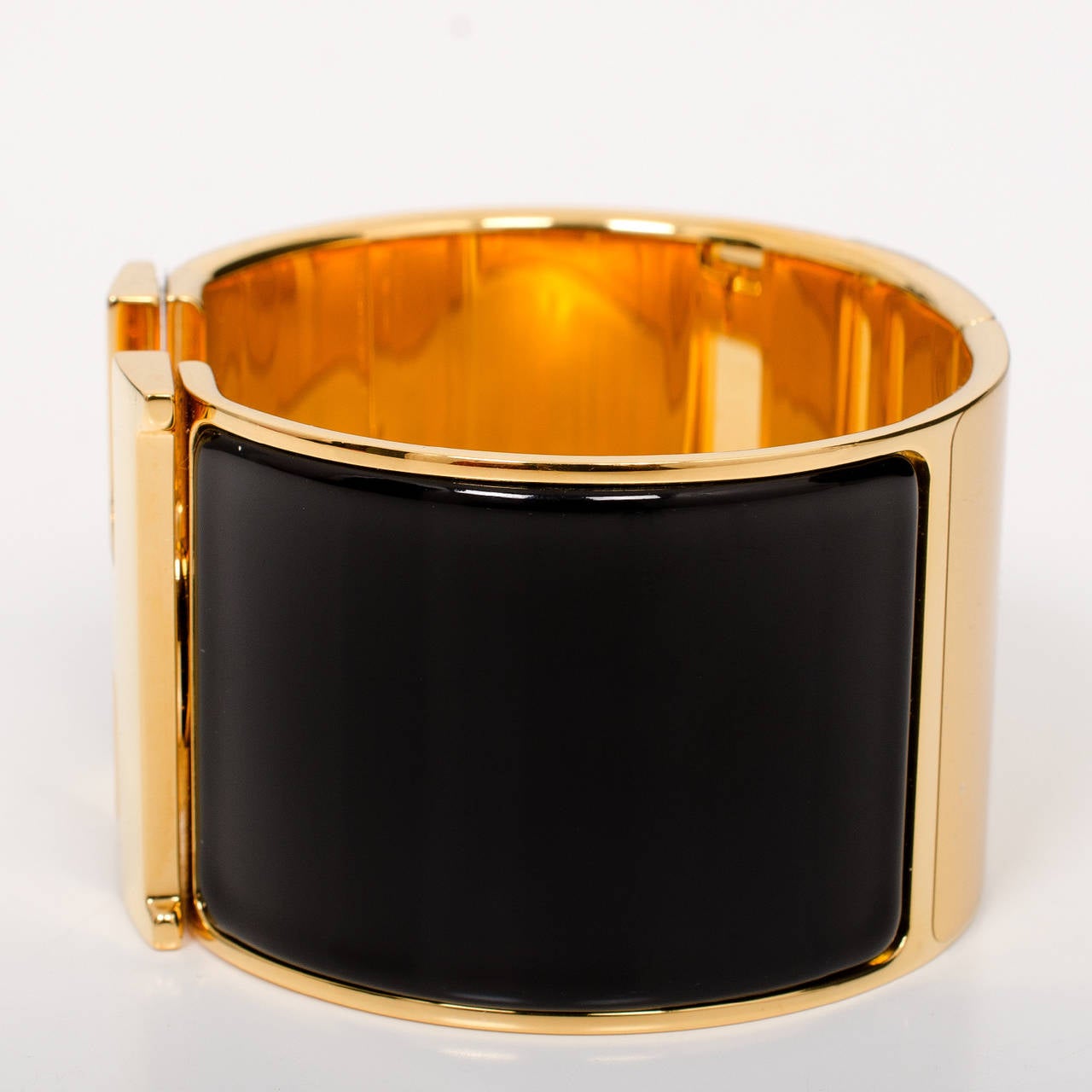 Hermes extra wide Clic Clac H bracelet in black enamel with gold plated hardware in size PM.

Origin: France

Condition: Pristine; store fresh condition

Accompanied by: Hermes box, Hermes dustbag

Measurements: Diameter: 2.25