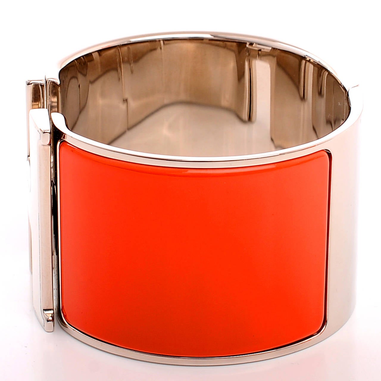 Hermes extra wide Clic Clac H bracelet in Capucine enamel with white enamel H closure and palladium plated hardware in size PM.

Origin: France

Condition: Pristine, store fresh condition

Accompanied by: Hermes box and dustbag,
